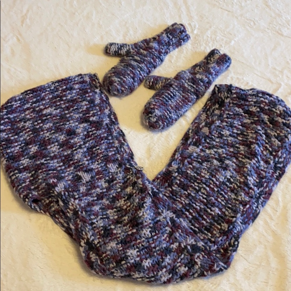 Lululemon winter infinity scarf and warm mittens